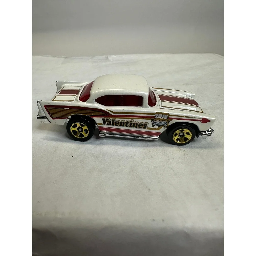 Hot Wheels 2018 Valentines 57 Chevy Diecast Car White‎ Red Gold 164 Scale
